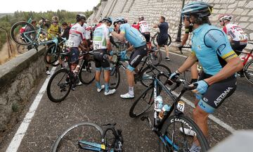 Miguel Ángel López y Roglic se vieron cortados por una caída múltiple.