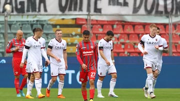Cremona (Italy), 20/05/2023.- Cremonese's Pablo Galdames (C) shows his dejection during the Italian Serie A soccer match US Cremonese vs Bologna FC in Cremona, Italy, 20 May 2023. (Italia) EFE/EPA/SIMONE VENEZIA