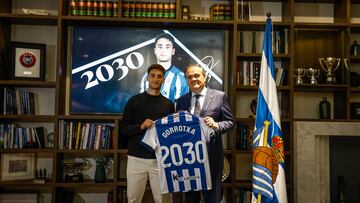 Jon Gorrotxategi posa junto al presidente Jokin Aperribay, tras renovar hasta 2030. / RS
