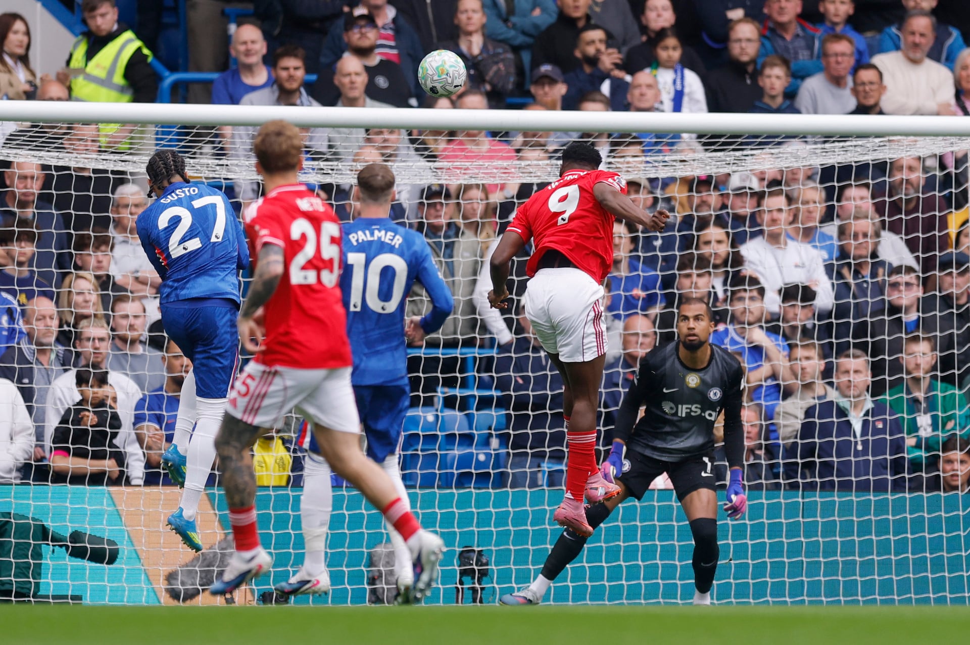 Chelsea sufre sexta derrota consecutiva y el debutante Derry abandona en camilla — image 5
