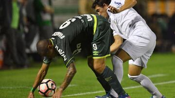 Wellington Paulista (L) of Brazil's Chapecoense, vies for the ball with Luis Espino (R) of Uruguay's Nacional, during their 2017 Copa Libertadores football match held at Arena Conda stadium, in Chapeco, Brazil, on April 18, 2017. / AFP PHOTO / NELSON ALMEIDA