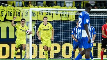 VILLARREAL (CASTELLÓN), 22/10/2023.- El delantero del Villarreal Gerard Moreno (i)  celebra su gol ante el Deportivo del Alavés durante el partido correspondiente a la jornada 10 de LaLiga, que ambos clubes disputan este domingo en el Estadio de la Cerámica. EFE/Andreu Esteban
