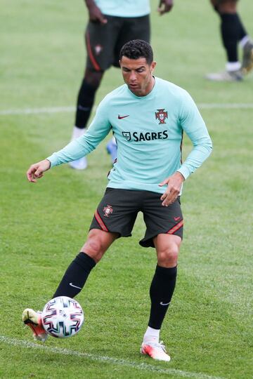 Cristiano Ronaldo, durante una sesión de entrenamiento de Portugal.