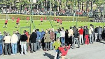 <b>VUELVE LA EXPECTACIÓN. </b>Lezama ha pasado de dos espectadores en el entrenamiento de hace diez días a más de un millar en el estreno de Mané ayer.