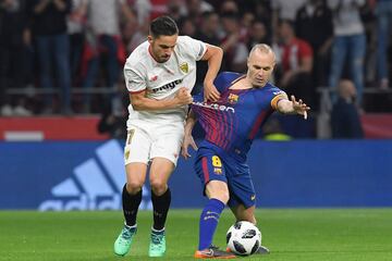 Pablo Sarabia y Andrés Iniesta.