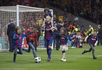 Andrés Iniesta con sus hijos.