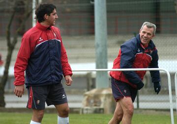 Rulo se estren¨® en la ¨¦lite con Osasuna, su club de formaci¨®n, de la mano de Javier Aguirre, que este verano le ha querido pescar con ¡®su¡¯ Mallorca. Le hab¨ªan recomendado Ziganda y Urban que le diera una oportunidady les hizo caso. El 24 de octubre de 2004, ante el Barcelona, jug¨® 38 minutos en un encuentro disputado en el Camp Nou que finaliz¨® con clara victoria blaugrana por 3-0, con goles de Ronaldinho y un doblete del camerun¨¦s Eto'o. Ra¨²l salt¨® al campo sustituyendo a Valdo, ya en el segundo tiempo. Ten¨ªa 18 a?os y era un joven muy prometedor. ¡°Recuerdo c¨®mo si fuese ayer los nervios, la ilusi¨®n y la satisfacci¨®n por conseguir algo que siempre so?¨¦", ha refrescado posteriormente. Solo actu¨® en dos compromisos en Primera, la mayor parte de la temporada la cubri¨® en el filial rojillo, donde disput¨® 28 partidos y marc¨® tres goles.