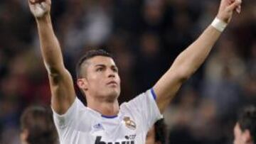 <b>OBLIGADOS A MEJORAR. </b>Messina da instrucciones en presencia de Suárez y el resto de la plantilla.