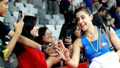 La jugadora espa&ntilde;ola de b&aacute;dminton Carolina Mar&iacute;n saluda a varias aficionadas durante un torneo en Indonesia.