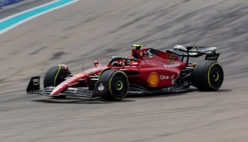 Carlos Sainz Jr. de Ferrari en acción durante la carrera