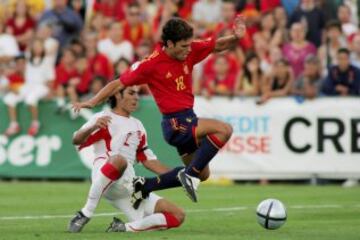 24 de julio de 2004. España ganó su segundo Europeo ante Turquía por 1-0. Sede: Suiza. Gavilán intenta llevarse el balón ante Sam.