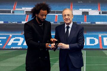 Florentino Pérez le otorga a Marcelo la insignia de oro y brillantes del Real Madrid.
