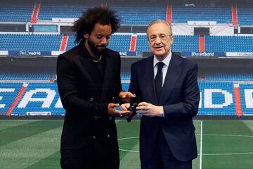 Florentino P¨¦rez le otorga a Marcelo la insignia de oro y brillantes del Real Madrid.