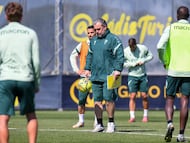 Sergio González dirigiendo un entrenamiento del Cádiz en la Ciudad Deportiva Bahía de Cádiz.
