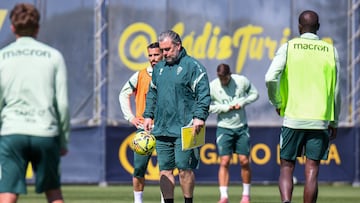 Sergio González dirigiendo un entrenamiento del Cádiz en la Ciudad Deportiva Bahía de Cádiz.
