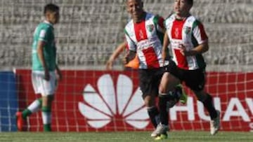 Leonardo Valencia y C&eacute;sar Valenzuela celebran el gol del triunfo de Palestino. 
