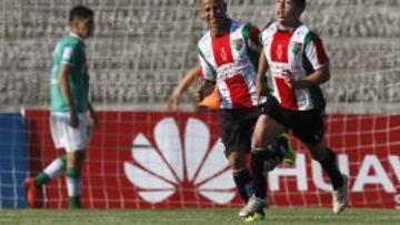 Leonardo Valencia y C&eacute;sar Valenzuela celebran el gol del triunfo de Palestino. 