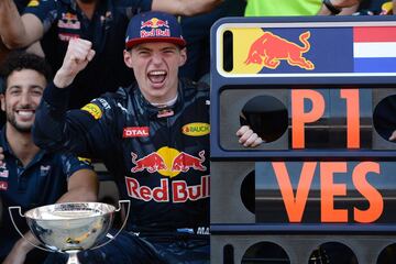 Una temporada necesitó el neerlandés para convencer a los altos cargos de Milton Keynes sobre sus habilidades. Verstappen desembarcó en la F1 en 2015 y después de cuatro carreras dispu-tadas en la temporada siguiente, Red Bull sorprendió con su ascenso a mitad de curso en sustitu-ción de Kvyat. Max se subió al RB12 y lo llevó hasta la victoria en su primera toma de contacto con el monoplaza ‘energético’ (fue en el GP de España). A la de Montmeló le siguieron 16 victorias más de las cuales, las siete últimas han llegado en la presente temporada, cuando se juega por fin el título con Hamilton.