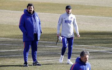 Simeone y el 'Mono' Burgos durante el entrenamiento. 