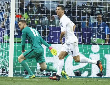 Posiblemente la noche más amarga de Oblak defendiendo la camiseta del Atlético fue en Milán, en la final de Champions ante el Real Madrid. El 28 de mayo de 2016 el Atlético empató a un gol ante el conjunto madridista y después de una prórroga, el choque se fue a los penaltis. Oblak no pudo detener ninguno de los cinco penaltis que lanzaron los jugadores del Real Madrid, algo que conllevó muchas críticas hacia el portero. Posteriormente sí ha demostrado que sabe parar penaltis, pero en Milán no pudo hacerlo.