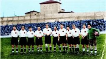 El Real Madrid vistiendo con pantalón negro, con Quesada y Escobal en la alineación.