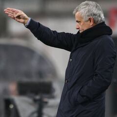 José Mourinho apunta a Davinson Sánchez y compañía