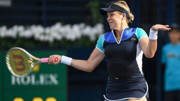 La tenista rusa Anastasia Pavlyuchenkova devuelve una bola durante su partido ante Belinda Bencic en el WTA Dubai Duty Free Tennis Championship de 2020.