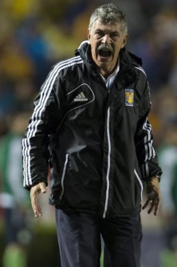 Ricardo Ferretti dando indicaciones desde la banca de Tigres.