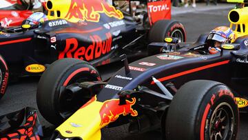 Daniel Ricciardo y Max Verstappen subidos en los coches de Red Bull.