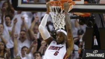 LeBron James machaca el aro de los Spurs.