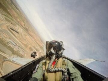 El piloto de Suzuki Maverick Viñales posa con su moto y con el capitán del Ejército del Aire Javier Barcala, que ha pilotado el avión de combate F-18 de la Base Aérea de Zaragoza, con el que ha pasado del asfalto del circuito de MotorLand, donde competirá el próximo domingo en MotoGP, al cielo de Aragón. Viñales, cuyo nombre, Maverick, se debe al fervor que sentía su padre, Ángel, por el protagonista de la película "Top Gun" que protagonizaba Tom Cruise, y en el que interpretaba el papel de un piloto de combate, ha logrado hoy hacer realidad otra de sus pasiones al subirse a un caza del ejército español.