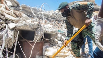 15/08/2021.- Personal realiza trabajos de remoci&oacute;n de escombros, b&uacute;squeda y rescate tras el terremoto registrado este s&aacute;bado en Hait&iacute;, hoy, en Les Cayes (Hait&iacute;). 