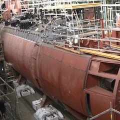 El submarino español Isaac Peral, a punto de salir al agua