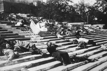 El 21 de diciembre se estrenó en la Unión Soviética la película 'El acorazado Potemkin' dirigida por el cineasta soviético Serguéi Eisenstein. La cinta reproduce el motín ocurrido en el acorazado Potemkin en 1905, cuando la tripulación se rebeló contra los oficiales de la armada zarista. Es considerada como una de las mejores películas de la historia del cine, también es una de las más estudiadas en las escuelas de cine por su técnica de montaje y una de las más influyentes de todos los tiempos.