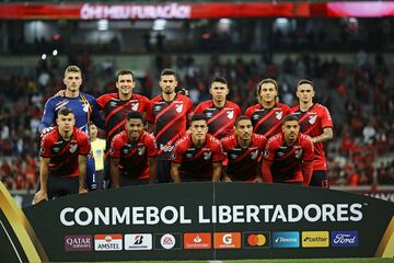 El equipo original de la ciudad de Curitiba recibe varios apodos. Uno de ellos es simplemente ‘Paranaense’, o Rufo-Negro por sus colores representativos. Si realmente buscamos lo más parecido a un apodo, eso es el término ‘Furacao’. Esta palabra traducida al español viene a referirse al concepto ‘Huracán’, uno de los fenómenos de la naturaleza más agresivos y arrolladores. Este apodo surge en el año 1949, a raíz de un equipo mítico que consiguió unos números de récord: jugaron 12 partidos, cosechando 12 victorias, 1 empate y tan solo 1 derrota, con un total de 49 goles anotados, lo que viene a ser un auténtico huracán futbolístico.