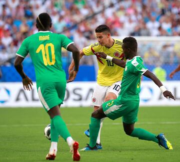 MUN45-53. SAMARA (RUSIA), 28/06/2018.- El centrocampista colombiano James Rodríguez (c) en acción ante el centrocampista senegalés Idrissa Gueye, durante el partido Senegal-Colombia, del Grupo H del Mundial de Fútbol de Rusia 2018, en el Samara Arena de Samara, Rusia, hoy 28 de junio de 2018