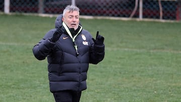 Torrent, entrenador del Galatasaray, durante un entrenamiento con el equipo.