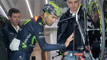 Alejandro Valverde revisa su bicicleta para la contrarreloj junto a los t&eacute;cnicos Alfonso Galilea y Jos&eacute; Luis Jaimerena.