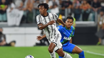 Soccer Football - Serie A - Juventus v U.S. Sassuolo - Allianz Stadium, Turin, Italy - August 15, 2022 Juventus' Juan Cuadrado in action with U.S. Sassuolo's Rogerio REUTERS/Massimo Pinca