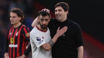 Bruno Fernandes y Andoni Iraola, jugador del Manchester United y técnico del Bournemouth, se saludan tras el partido.