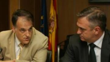 <b>CONTINÚA LA POLÉMICA. </b> Javier Tebas y José Luis Astiazaran, vicepresidente y presidente de la LFP.