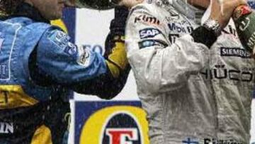 <b>GRAN PREMIO DE BÉLGICA. </b>Fernando Alonso y Kimi Raikkonen celebran su podio en el circuito de Spa-Francorchamps.