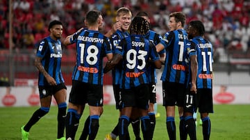 Atalanta's Danish forward Rasmus Hojlund (C) celebrates with his teammates after scoring a goal during the Italian Serie A football match between Monza and Atalanta at the U-Power stadium in Monza on September 5, 2022. (Photo by MIGUEL MEDINA / AFP)