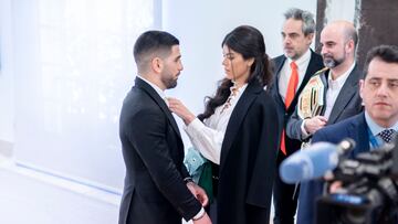 La novia del luchador de artes marciales mixtas Ilia Topuria, Giorgina Uzcategui, le prepara para su encuentro con el presidente del Gobierno, tras proclamarse campeón mundial de la UFC en la categoría de peso pluma, en el Palacio de La Moncloa.