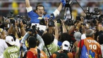 <b>ACLAMADO.</b> Dunga fue aclamado por jugadores y prensa al conquistar su primer título como seleccionador de Brasil.