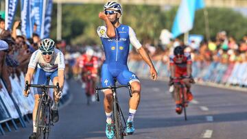 Fernando Gaviria celebra su victoria en la primera etapa de la Vuelta a San Juan.