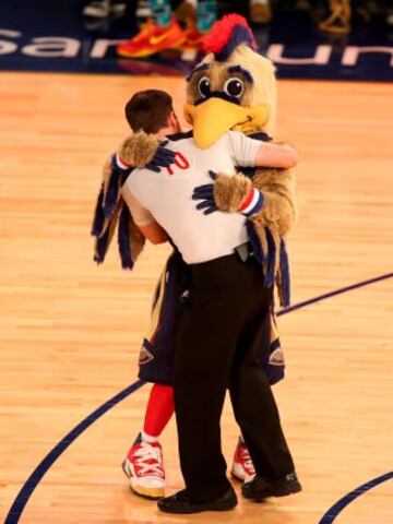 Tiempo para el cariño, uno de los árbitros del partido se abraza con la mascota de los Pelicans.