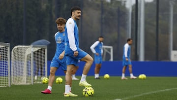 El defensa Ximo Navarro, durante el entrenamiento del Deportivo.