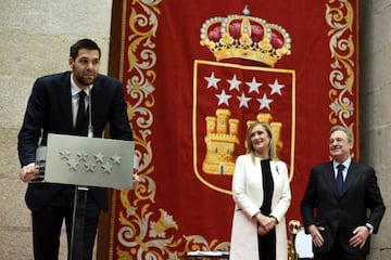 Felipe Reyes, Cristina Cifuentes and Florentino Pérez at Madrid's town hall.