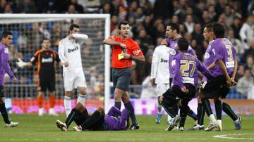 Cristiano vuelve a ser expulsado unos meses después de fichar por el Real Madrid. Golpeó al jugador del Málaga Mtiliga causándole una hemorragia nasal.